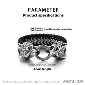 Detail des Wolfskopf-Verschlusses am schwarzen geflochtenen Lederarmband aus Edelstahl