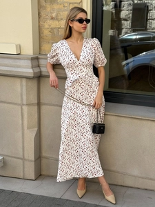 Robe longue fleurie col en V avec manches bouffantes et taille à basque style rétro