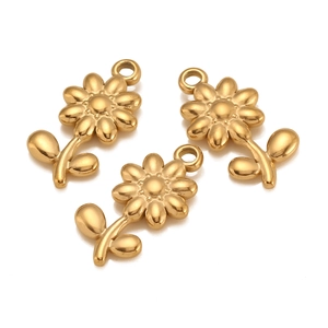 Detailansicht von drei goldenen Gänseblümchen-Anhängern mit feinen 3D-Prägedetails
