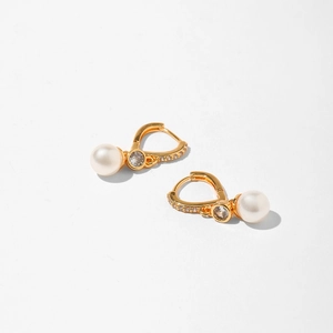 Elegante 18K vergoldete Creolen mit weißen Perlenanhängern und funkelnden Zirkoniasteinen