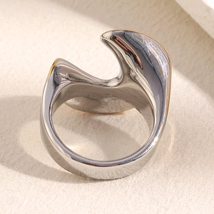 Bague vague en acier inoxydable argent poli au design artistique sur pierre beige