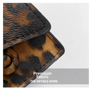 Détail du cuir PU à imprimé léopard avec texture croisée et anneau en métal bronzé