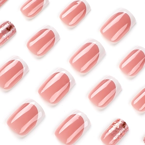 Unghie finte eleganti rosa e bianche con punte French e dettagli glitterati brillanti