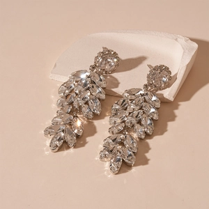 Boucles d'oreilles pendantes à feuilles avec cristaux sur socle artistique