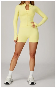 Détail de l'ensemble de yoga en maille côtelée jaune avec veste zippée et short assorti