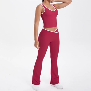 Détail de l'ensemble de yoga rouge avec legging évasé taille en V et haut à liseré blanc