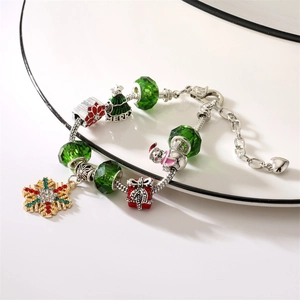 Bracelet de Noël DIY avec perles de cristal rouges, Père Noël et cloche sur assiette