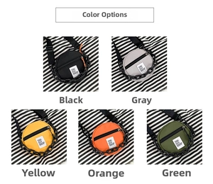 Détail de mini sacs bandoulière ronds en nylon en cinq couleurs avec chaîne décorative