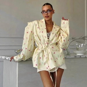 Veste de costume jaune pâle à imprimé floral rose avec épaulettes et ceinture
