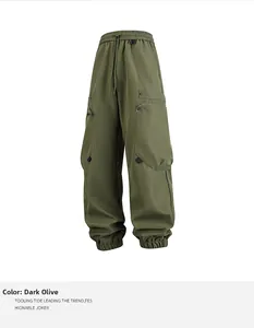 Detalle de pantalones cargo verde militar con cintura elástica y diseño multibolsillos