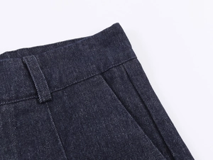Detailansicht der dunkelblauen Denim-Hose mit Gürtelschlaufen und Twill-Stoffstruktur