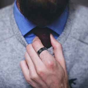 Anello da uomo in acciaio al titanio nero 8mm con finitura martellata vintage e retrò