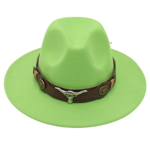 Vue détaillée du chapeau en feutre vert fluo avec ornement tête de taureau.