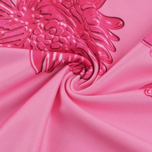 Makroaufnahme von rosa Tropenmuster-Stoff mit hoher Elastizität und weicher Textur