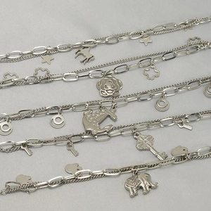 Bracelet à plusieurs rangs en acier titane avec breloques éléphant et étoile argentées