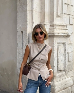 Dettagli del gilet scozzese beige senza maniche con bottoni monopetto e pieghe in vita