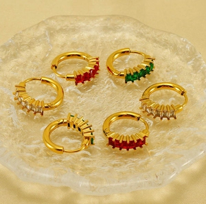 Détail de créoles plaquées or 18 carats avec zircons rouges, verts et blancs