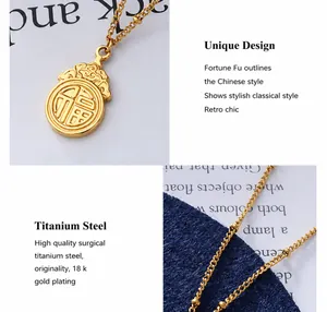 Detalle del collar de titanio chapado en oro de 18k con colgante tradicional Fu