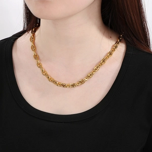 Collier minimaliste hip hop en acier titane avec chaîne à maillons bicolores sur mannequin