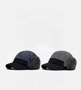 Dettaglio dei cappellini invernali da uomo con paraorecchie e fodera in pile termico
