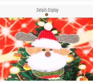 Détail de la broderie 3D du Père Noël avec tissu peluche et motifs festifs rouges