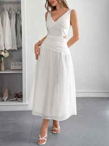Elegante abito bianco senza maniche con scollo a V, ritaglio in vita e gonna a pieghe