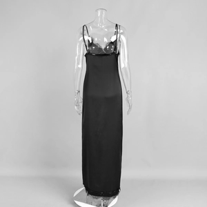 Vue détaillée du dos de la robe nuisette en satin noir avec dentelle et fines bretelles