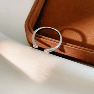 Gros plan d'une bague dorée 18 carats avec étoiles en zircon sur une boîte en velours