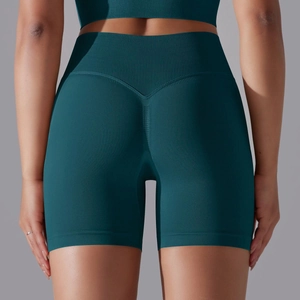 Gros plan du short de yoga taille haute avec texture push-up sans couture au dos