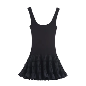 Robe courte noire sans manches avec ourlet à volants superposés et design décontracté