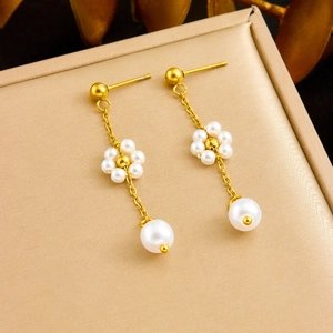 Élégantes boucles d'oreilles pendantes dorées avec fleurs et perles rondes suspendues