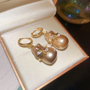Vue détaillée des boucles d'oreilles perles baroques plaquées or 18 carats