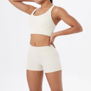 Vue détaillée de l'ensemble de yoga crème avec brassière et short sans couture
