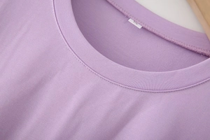 Makro-Detail von lila Strickbaumwollkleid Rundhalsausschnitt mit hochwertiger Naht