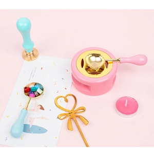 Lakstempelset met roze keramische oven, metalen lepels en gekleurde wax kralen voor DIY