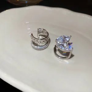 Boucles d'oreilles clips en zircone argentée avec des pierres de coupe marquise élégantes