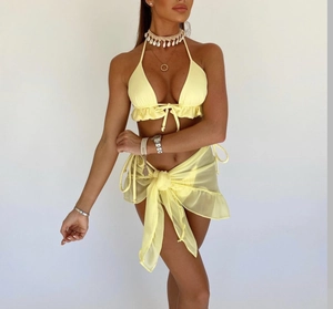 Dettaglio bikini giallo 3 pezzi con top a balze e pareo in chiffon coordinato