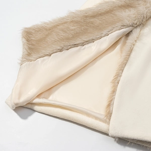 Détail du col en fausse fourrure moelleuse et de la doublure en satin du manteau