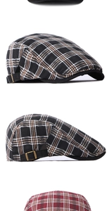 Detalle de gorra plana a cuadros con hebilla de bronce ajustable y tejido transpirable