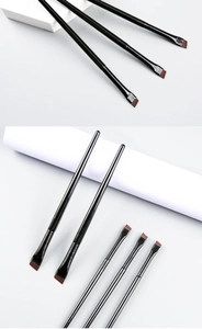Ultradünner, angewinkelter Eyeliner-Pinsel und feines Augenbrauen-Make-up-Tool im Detail.