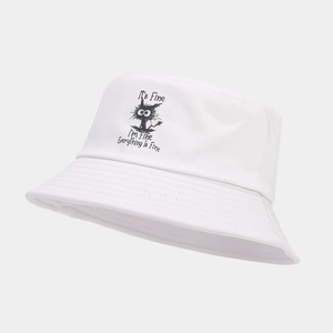 Dettaglio del cappello a secchiello bianco in cotone con grafica gatto e slogan