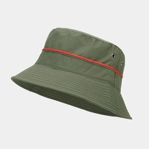 Détail de bob vert armée avec liseré rouge, œillets métalliques et bord cousu