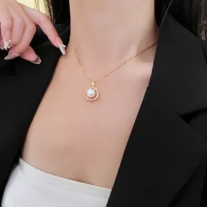 Elegante vergoldete Halskette mit rundem Perlen- und Zirkonia-Anhänger am Modell
