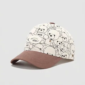 Dettaglio cappellino bimbo con stampa orsetto, visiera marrone e patch Best Bear