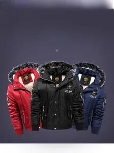 Detalle de tres colores que muestra el forro polar cálido y la textura de la chaqueta bomber