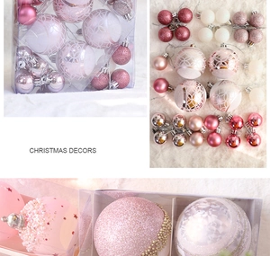 Vues détaillées de boules de Noël roses et blanches aux finitions pailletées et mates