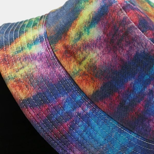 Gros plan du chapeau bob tie-dye coloré montrant les coutures précises du bord