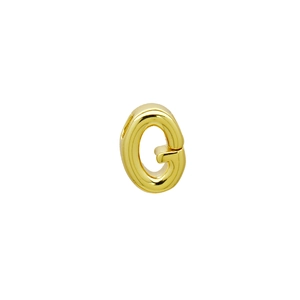 Dettaglio macro del ciondolo a lettera G placcato oro 18k lucido per gioielli fai-da-te