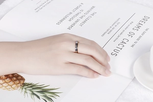 Détail d'une bague bicolore en acier titane avec zircone et gravure Eternal Love