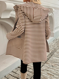 Vista posteriore di un cardigan con cappuccio a righe bianche e marroni su una modella